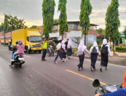 Polisi Ada Dimana-mana, Polsek Kadipaten Bantu Anak Sekolah Menyebrang jalan