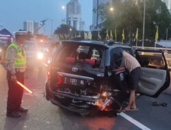 Ban Pecah, Minibus Avanza Terguling di Tururan Flyover Pancoran Jaksel